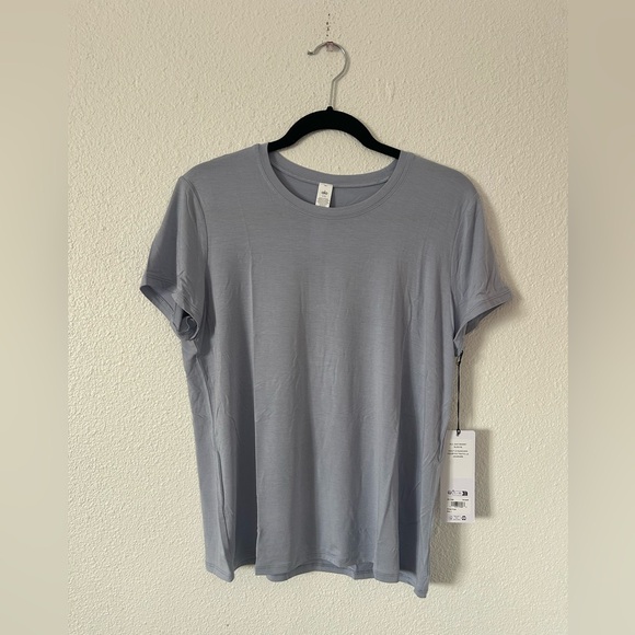Alo yoga The All Day Short Sleeve in winter frost sz small NWT - Picture 3 of 8